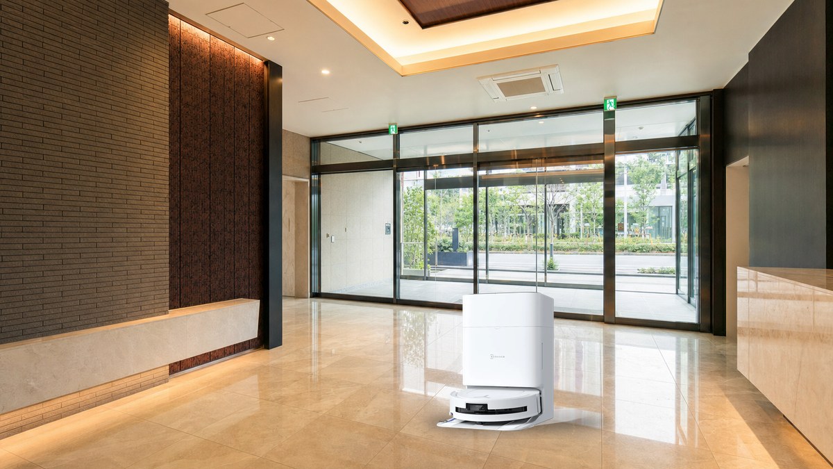 施設のエントランスを清掃する小型清掃ロボットOMNI