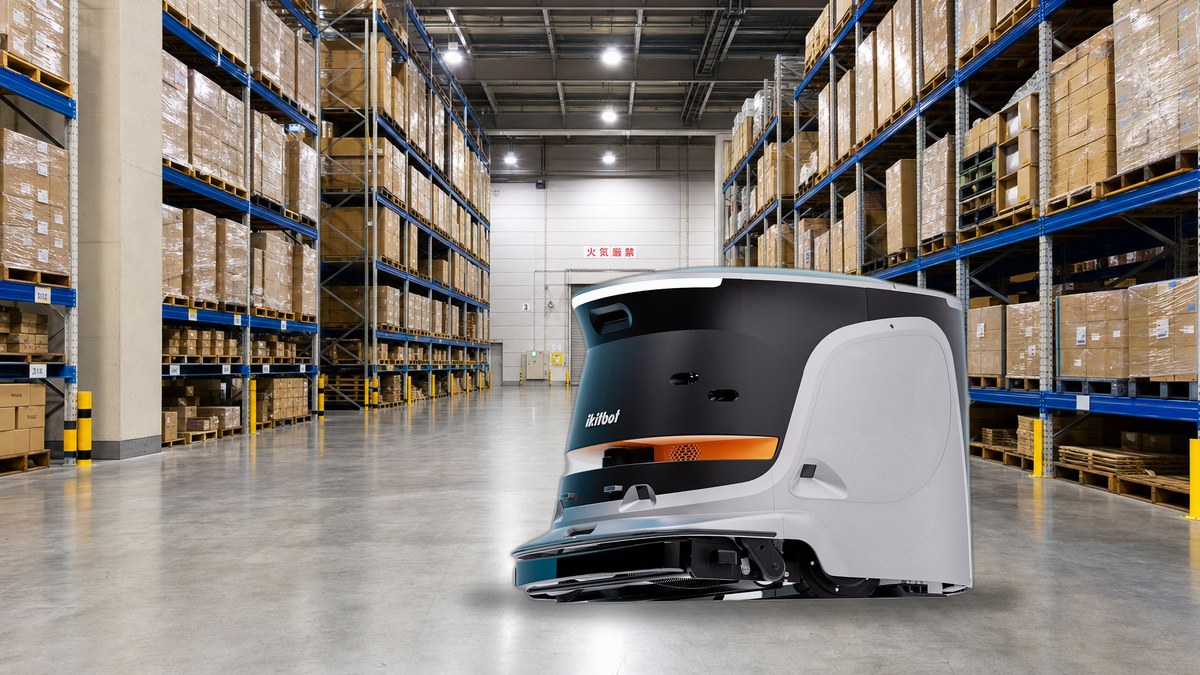 倉庫の通路を自動清掃する大型業務用ロボット掃除機ONE