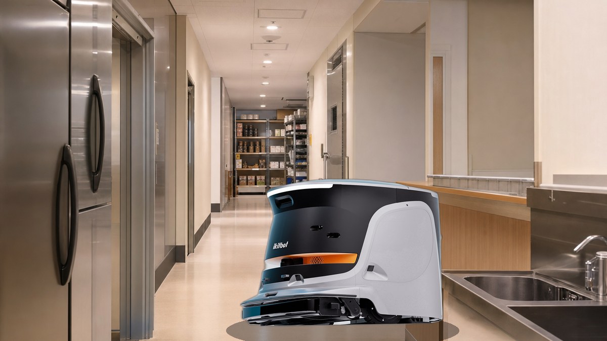 バックヤードの通路で床を掃除する業務用清掃ロボットONE